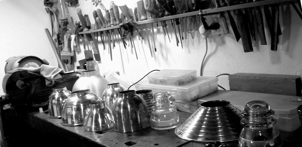 workbench to assemble lamps in Argentina