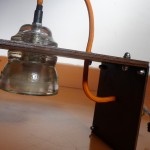 Este prototipo de una lámpara de pared subraya el estilo industrial